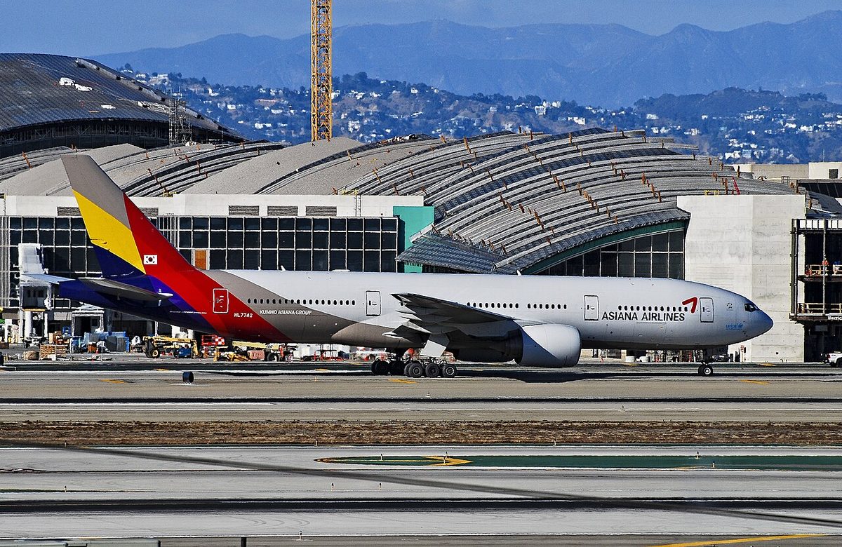 An Asiana Airlines Boeing 777-200ER, registration HL7742.