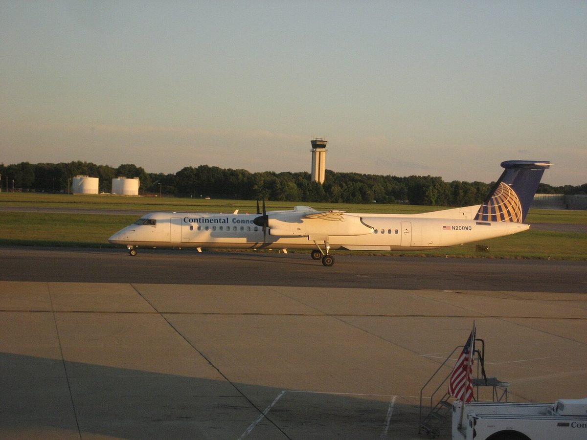 A Bombardier Dash 8 Q400 twin turboprop airliner, registration N208WQ, in Continental Connection colours.