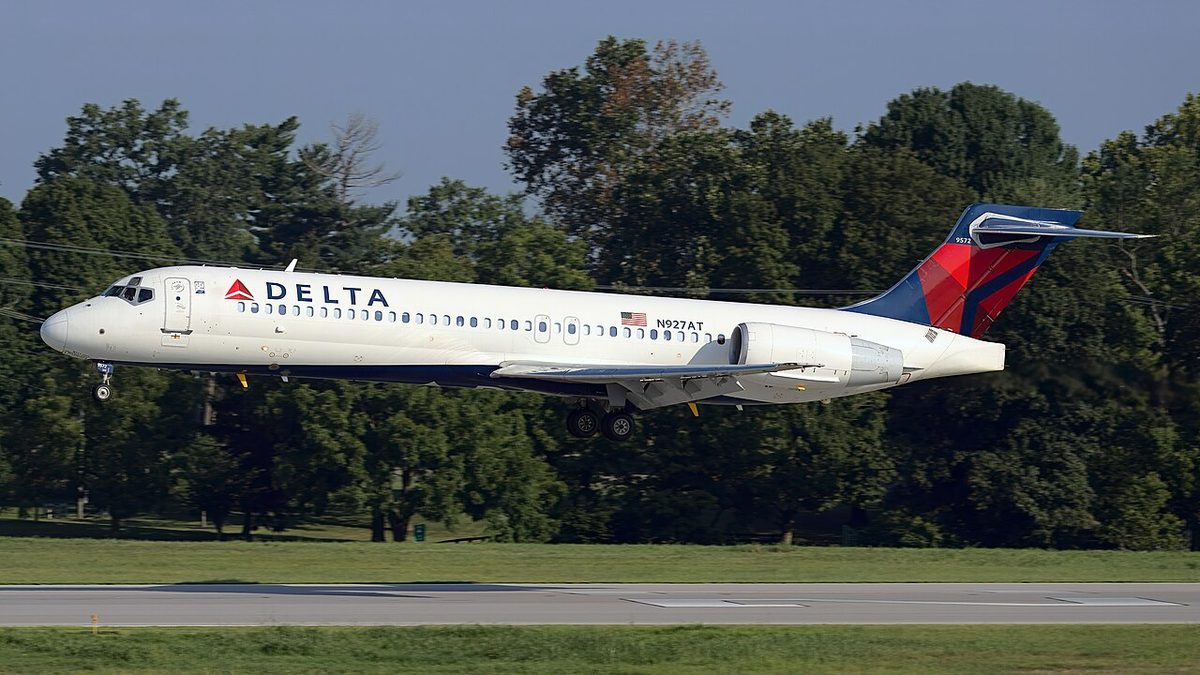 A Delta Air Lines Boeing 717 landing on runway 22 at Blue Grass Airport, Lexington, Kentucky.