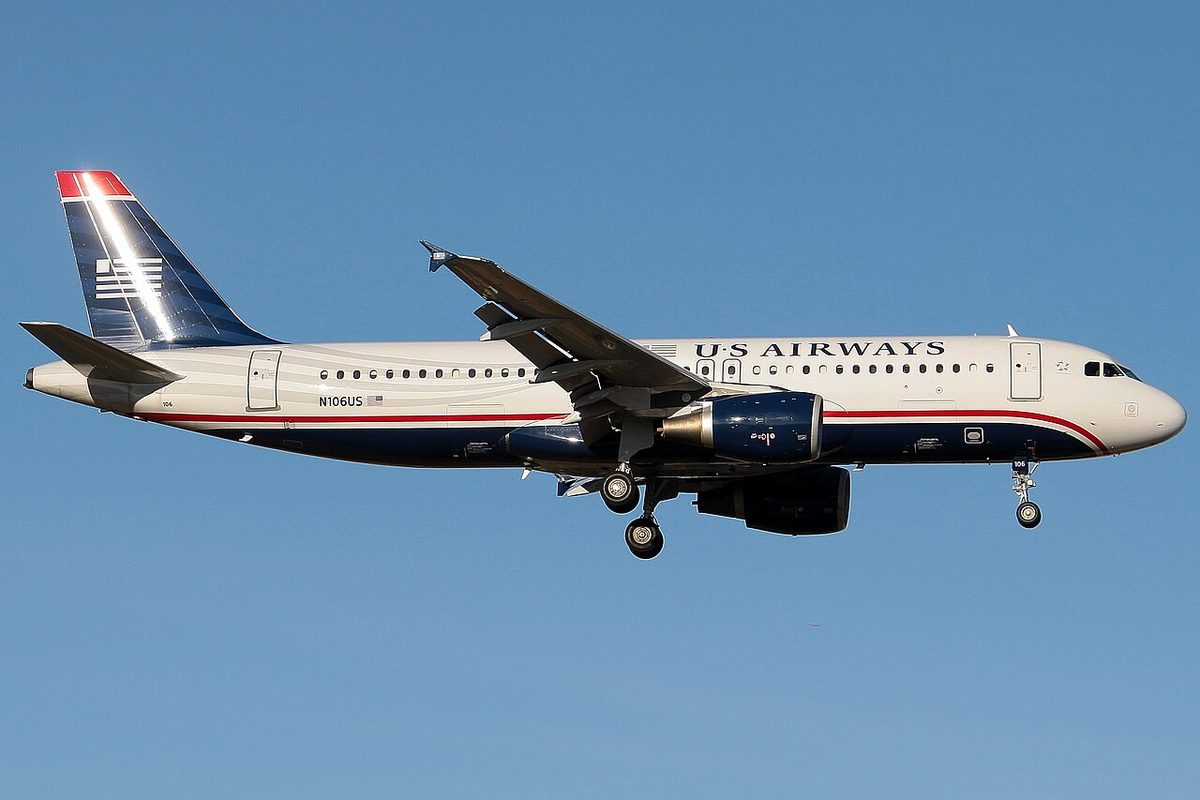 A US Airways Airbus A320, registration N106US.