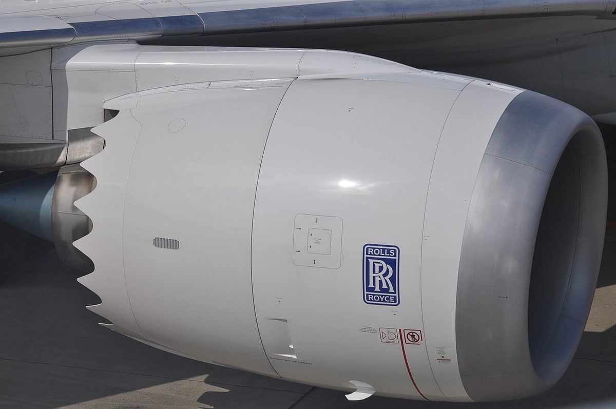 A Rolls-Royce Trent 1000 engine on a Boeing 787, the Rolls-Royce logo on the nacelle and chevrons on its rear edge.