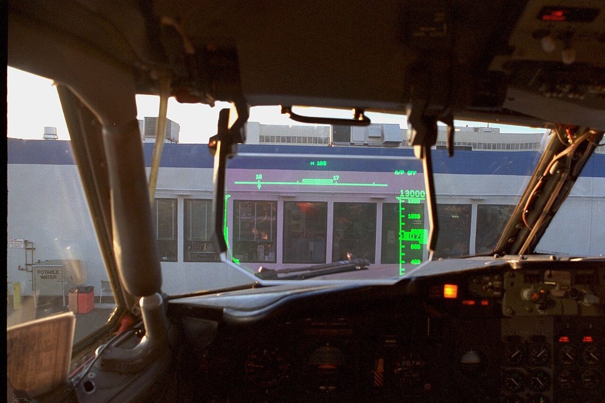 The flight deck of a Boeing 737 Classic fitted with a head-up display.