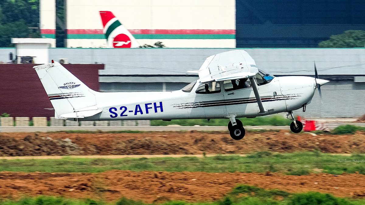 A Cessna 172 high-wing light aircraft of a flying academy.