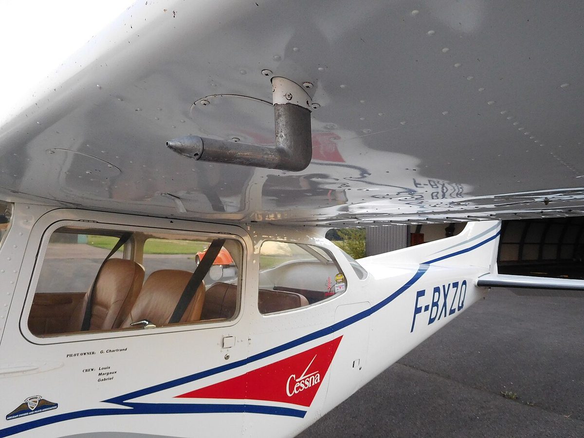 The pitot tube of a Cessna 172 Skyhawk II.