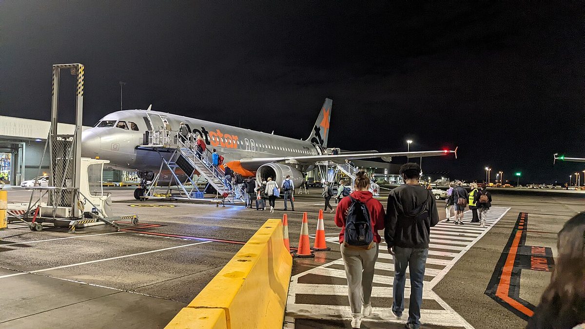 Passengers boarding a Jetstar Airbus A320 at Melbourne Airport.