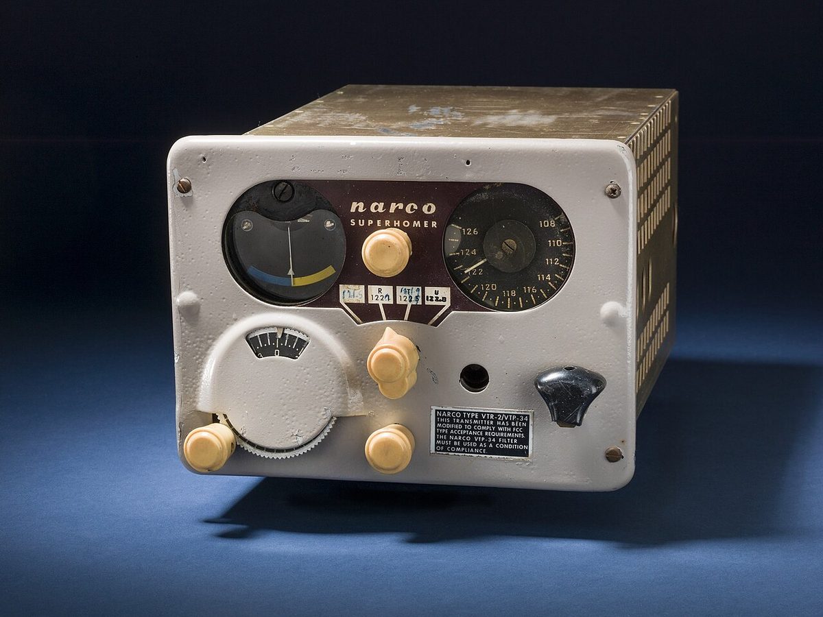 An early Narco Superhomer VOR receiver-indicator from a museum collection, with a deviation needle dial, a course selector and a tuning dial in one box.