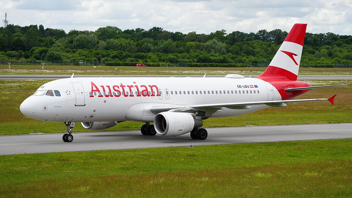 An Austrian Airlines Airbus A320 in its white livery with the red-white-red tail, taxiing.