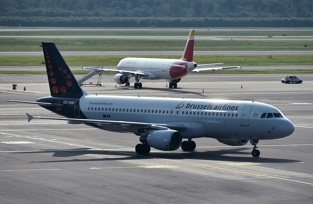 A Brussels Airlines Airbus A320 in its white livery with the dark blue dotted tail, taxiing.
